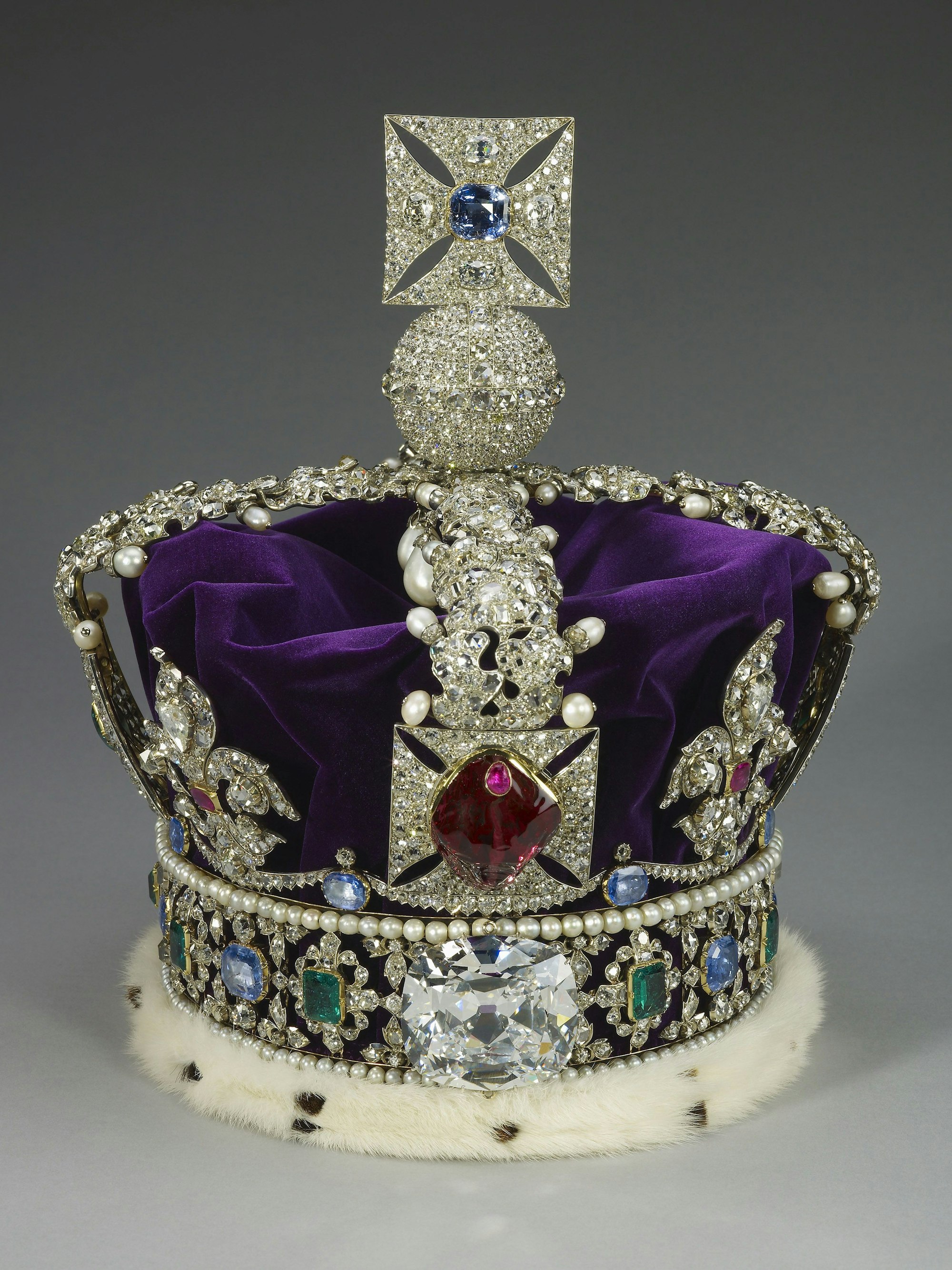 Dieses vom Buckingham Palast herausgegebenes Handout-Foto zeigt die Imperial State Crown, die bei der Krönung von König Charles III. in der Westminster Abbey in London am 6. Mai zu sehen sein wird.