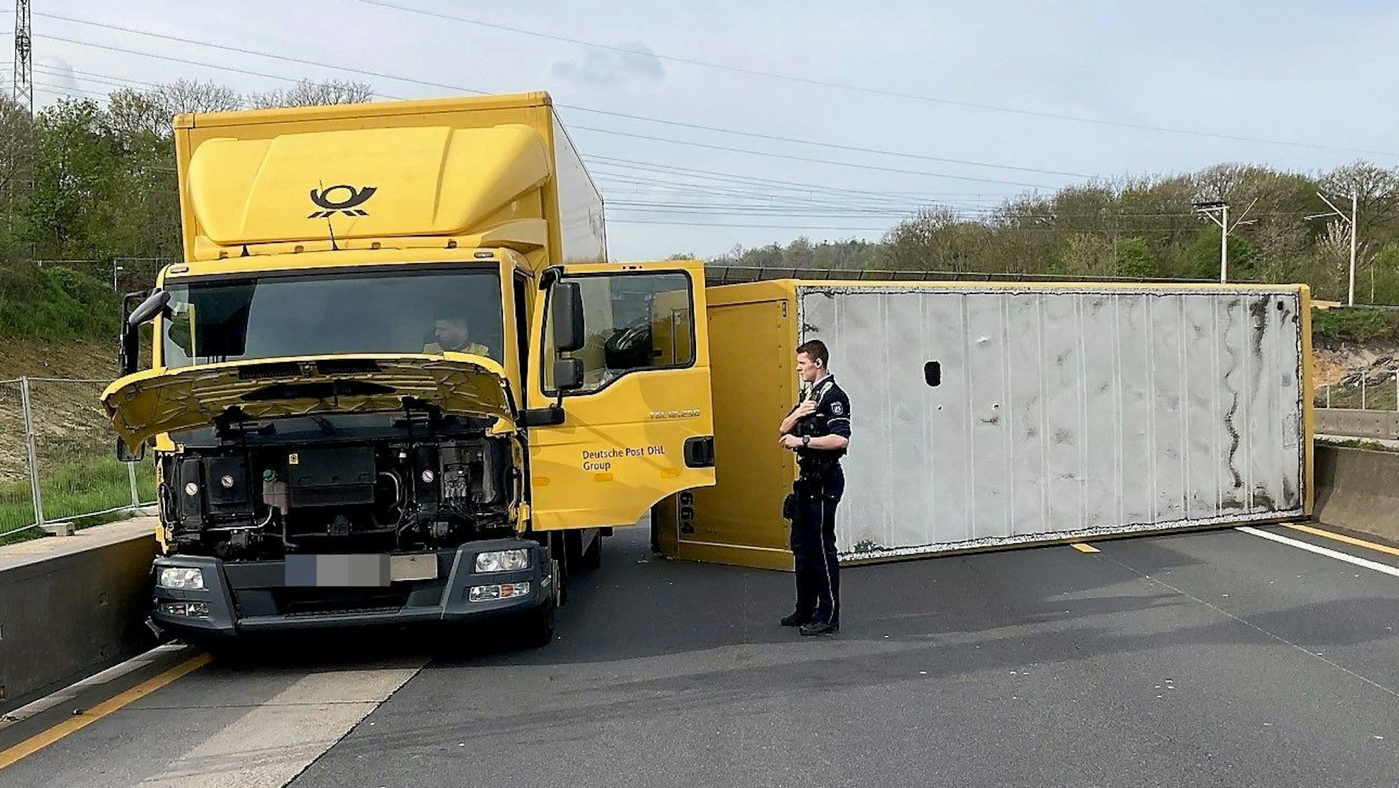 Auf der A4 Richtung Köln ist es zu einem Unfall mit einem Post-Lastwagen gekommen. Der Anhänger lag quer auf der Fahrbahn und blockierte den Verkehr Richtung Köln.