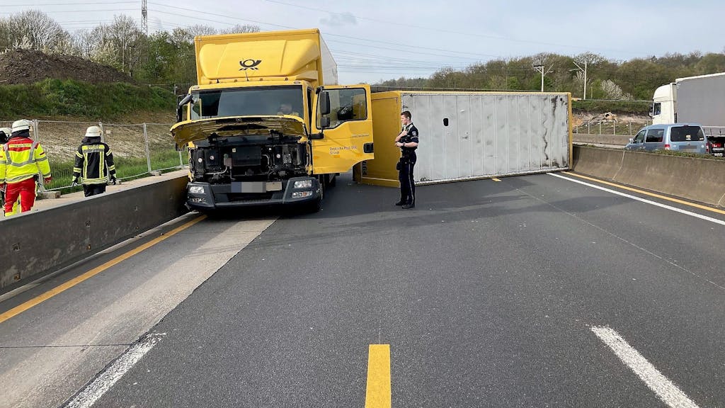 Auf der A4 Richtung Köln ist es zu einem Unfall mit einem Post-Lastwagen gekommen. Der Anhänger lag quer auf der Fahrbahn und blockierte den Verkehr Richtung Köln.