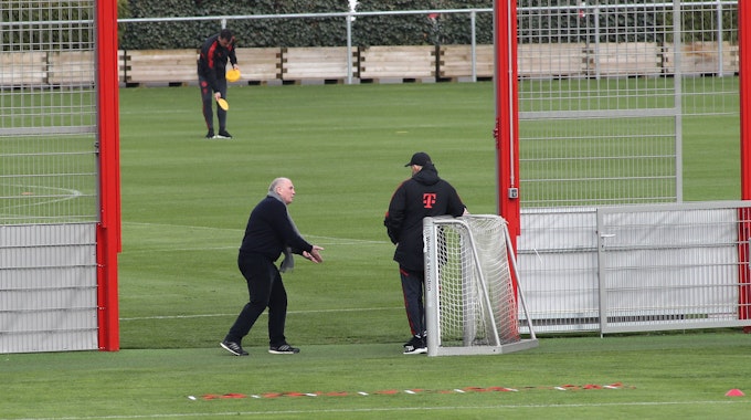 Uli Hoeneß spricht auf dem Trainingsgelände des FC Bayern mit Thomas Tuchel.