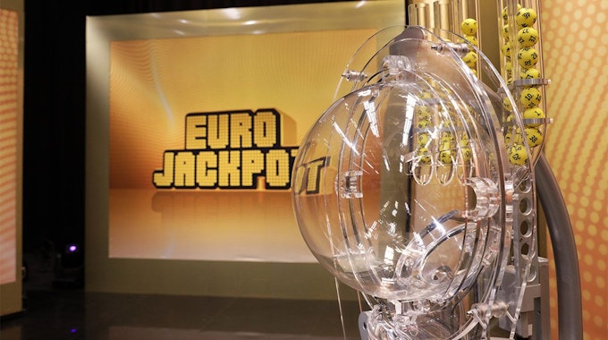 Lottokugeln in der Ziehungstrommel im Eurojackpot Studio.
