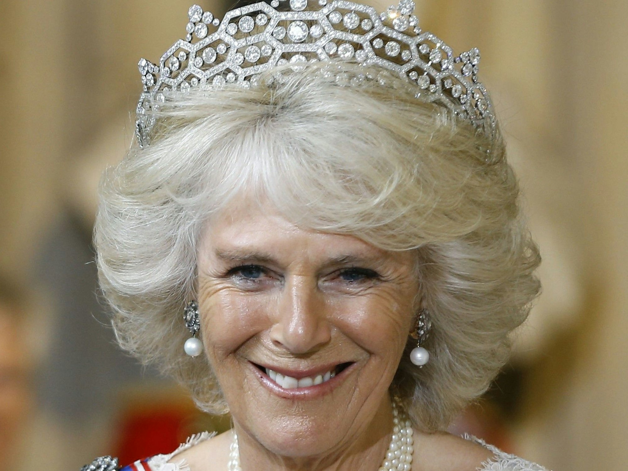 Camilla, Herzogin von Cornwall, lächelt beim Verlassen des Parlaments nach der Staatseröffnung.
