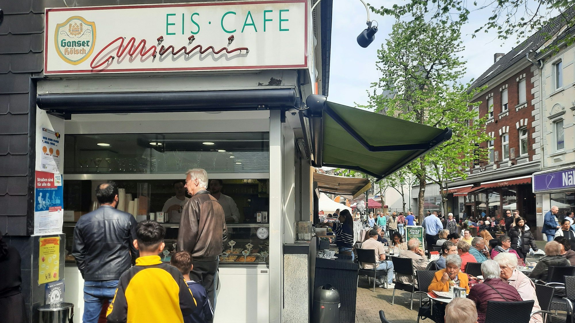 Das Eiscafé Minini in der Schlebuscher Fußgängerzone von außen