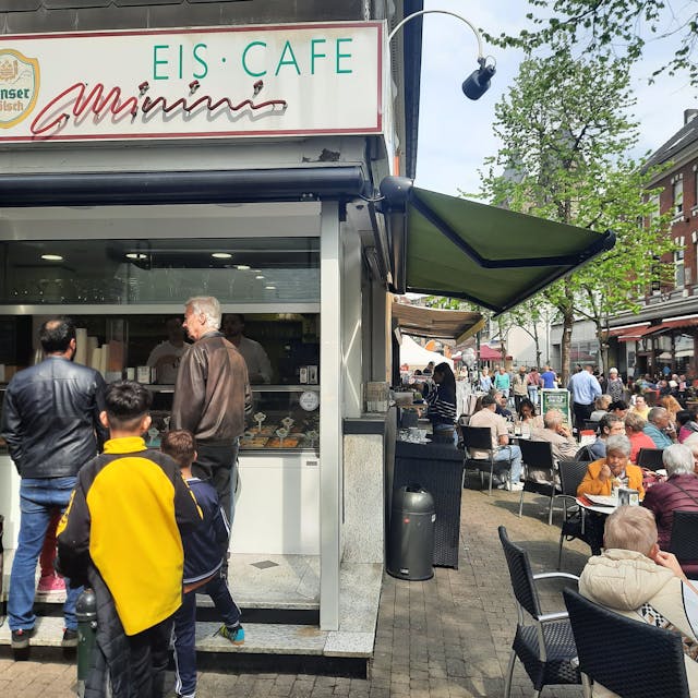 Das Eiscafé Minini in der Schlebuscher Fußgängerzone von außen
