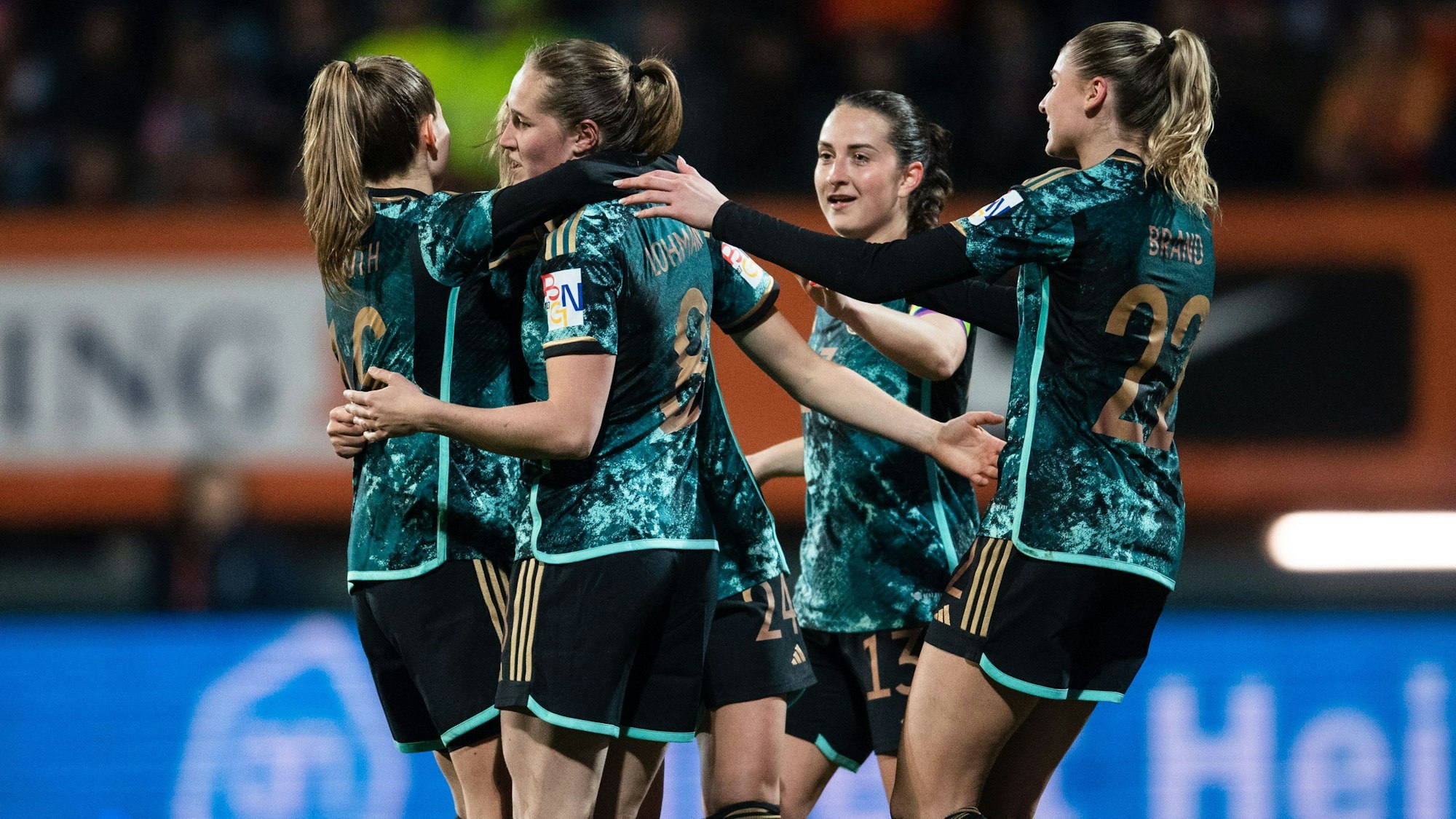 Die deutsche Frauenfußball-Nationalmannschaft bejubelt ein Tor.