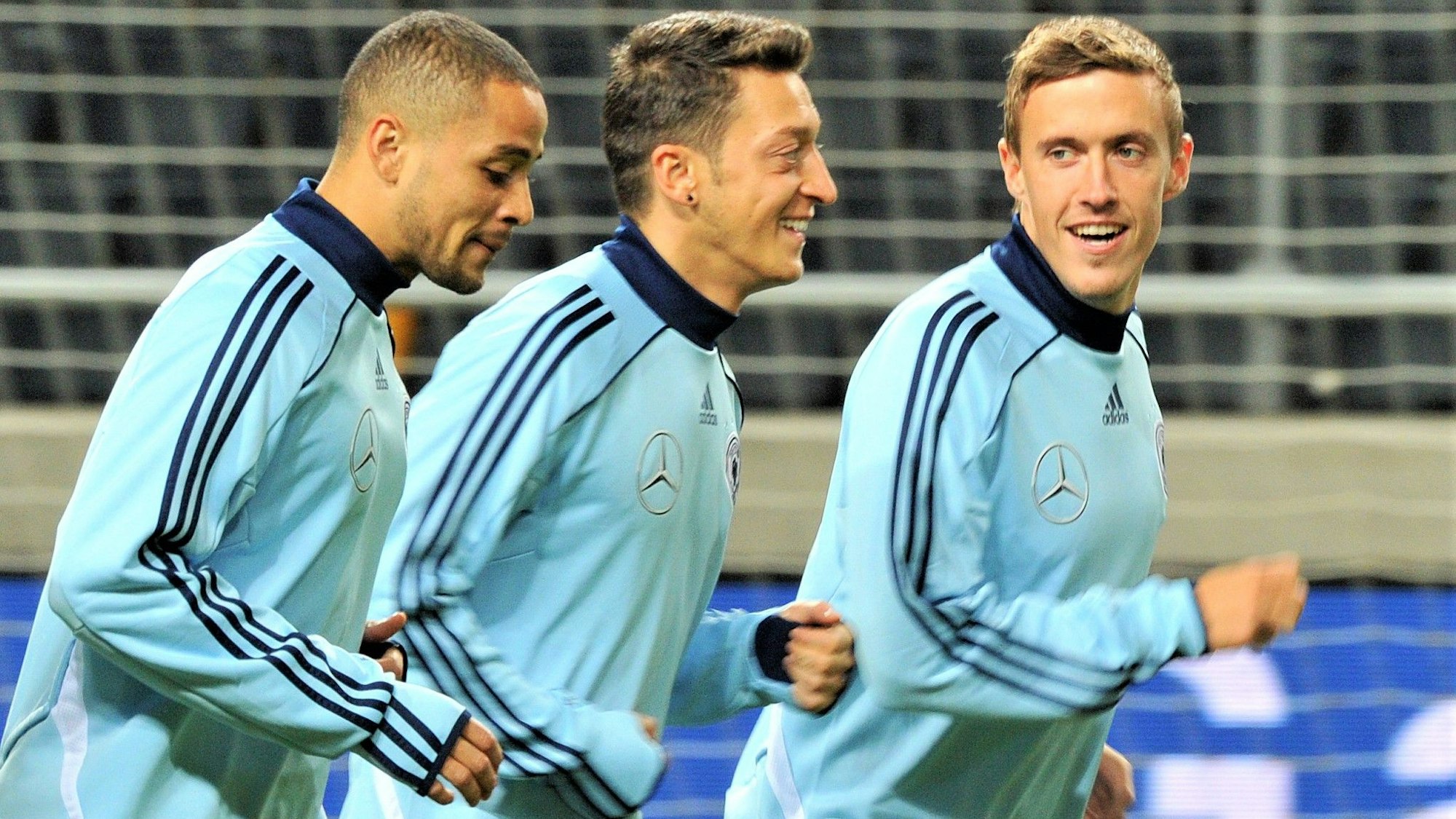 Sidney Sam, Mesut Özil und Max Kruse laufen sich bei einer Trainingseinheit der deutschen Nationalmannschaft warm.