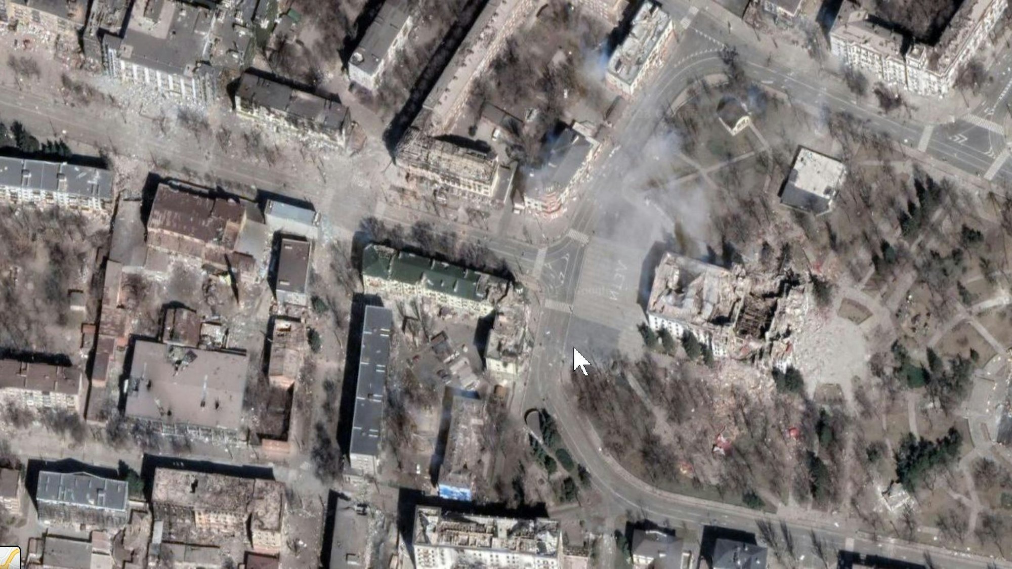 Auf Google Maps sind die Trümmer des Theaters in Mariupol (Ukraine) zu sehen – ebenso der Schriftzug „Djeti“ (Kinder) auf dem Vorplatz.