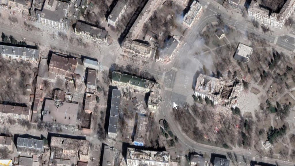 Auf Google Maps sind die Trümmer des Theaters in Mariupol (Ukraine) zu sehen – ebenso der Schriftzug „Djeti“ (Kinder) auf dem Vorplatz.