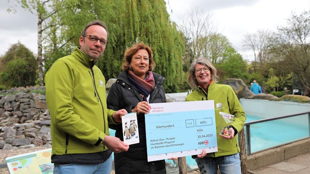 KVB-Projektleiterin Marion Densborn (Mitte) überreichte einen Scheck zum Schutz der Humboldt-Pinguine an Christoph Schütt und Ruth Dieckmann (beide Kölner Zoo).
