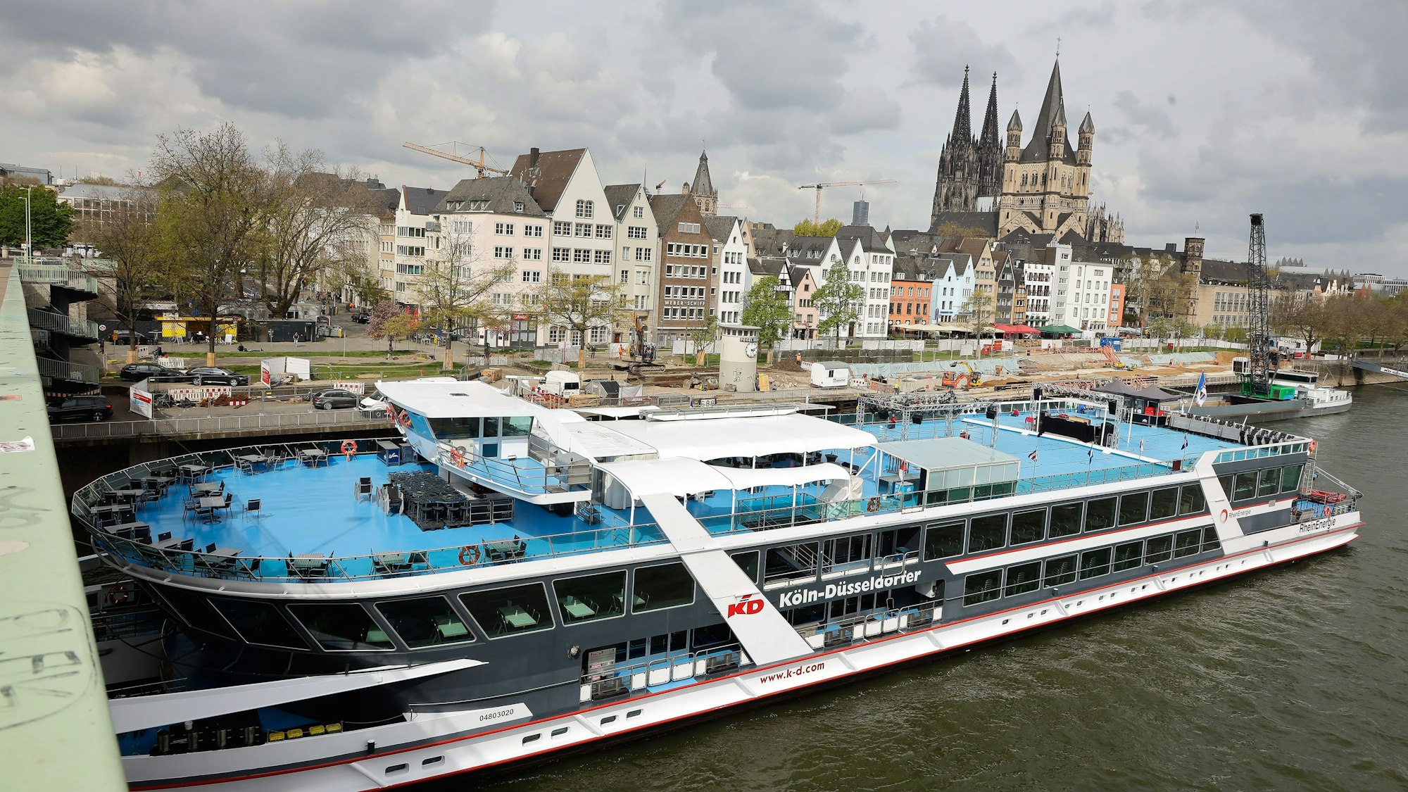 Das riesige Schiff „Rhein-Energie“ vor dem Kölner Panorama