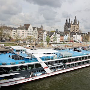 Das riesige Schiff „Rhein-Energie“ vor dem Kölner Panorama