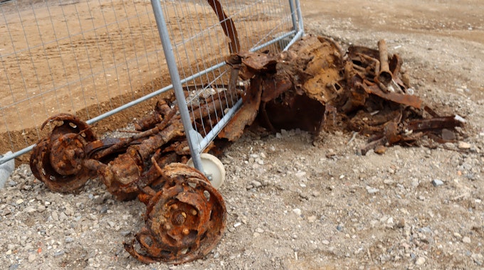 Bei den Bauarbeiten des Netto-Marktes am Rand von Arloff wurden die Überreste eines alten Autos entdeckt.