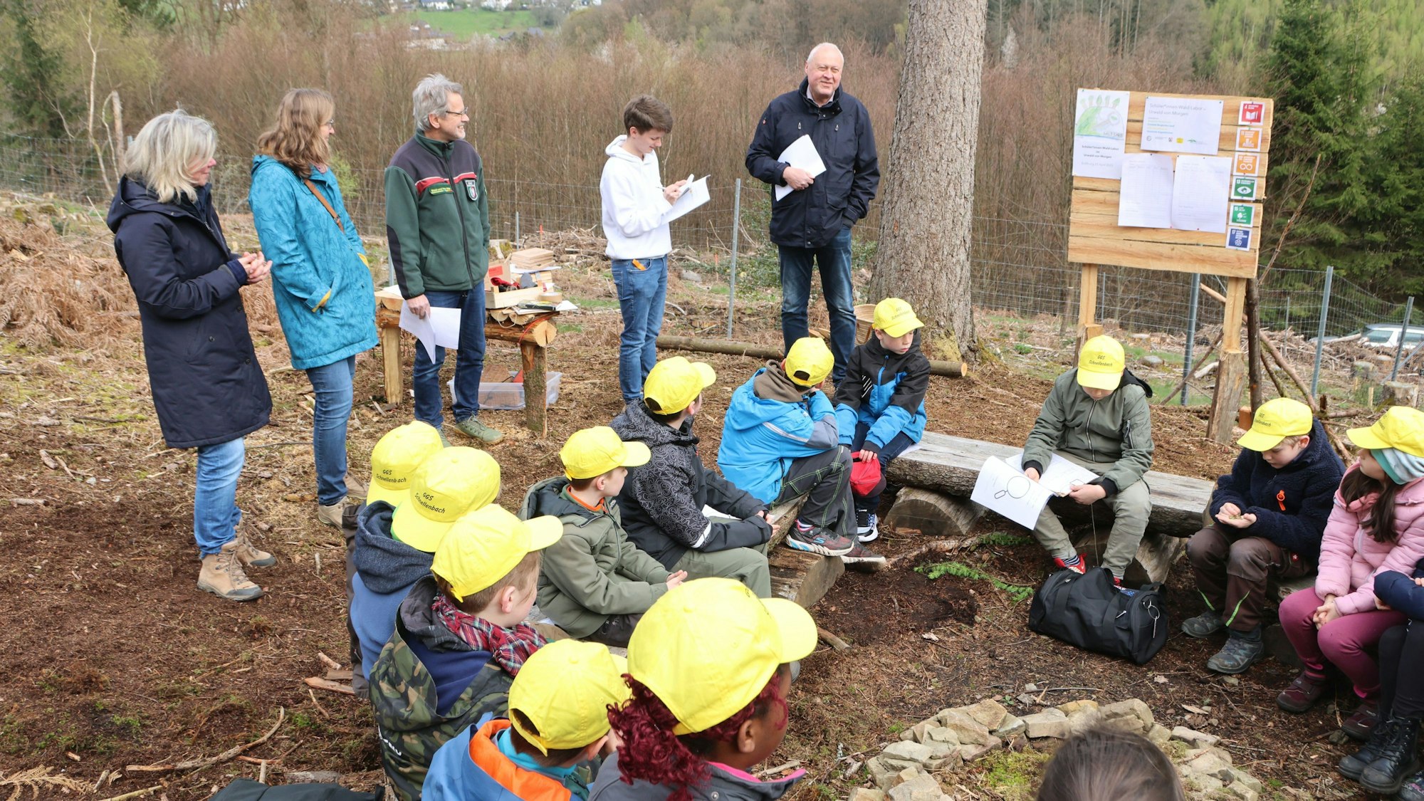 Die Schülerinnen und Schüler der GGS Schnellenbach im Waldlabor.