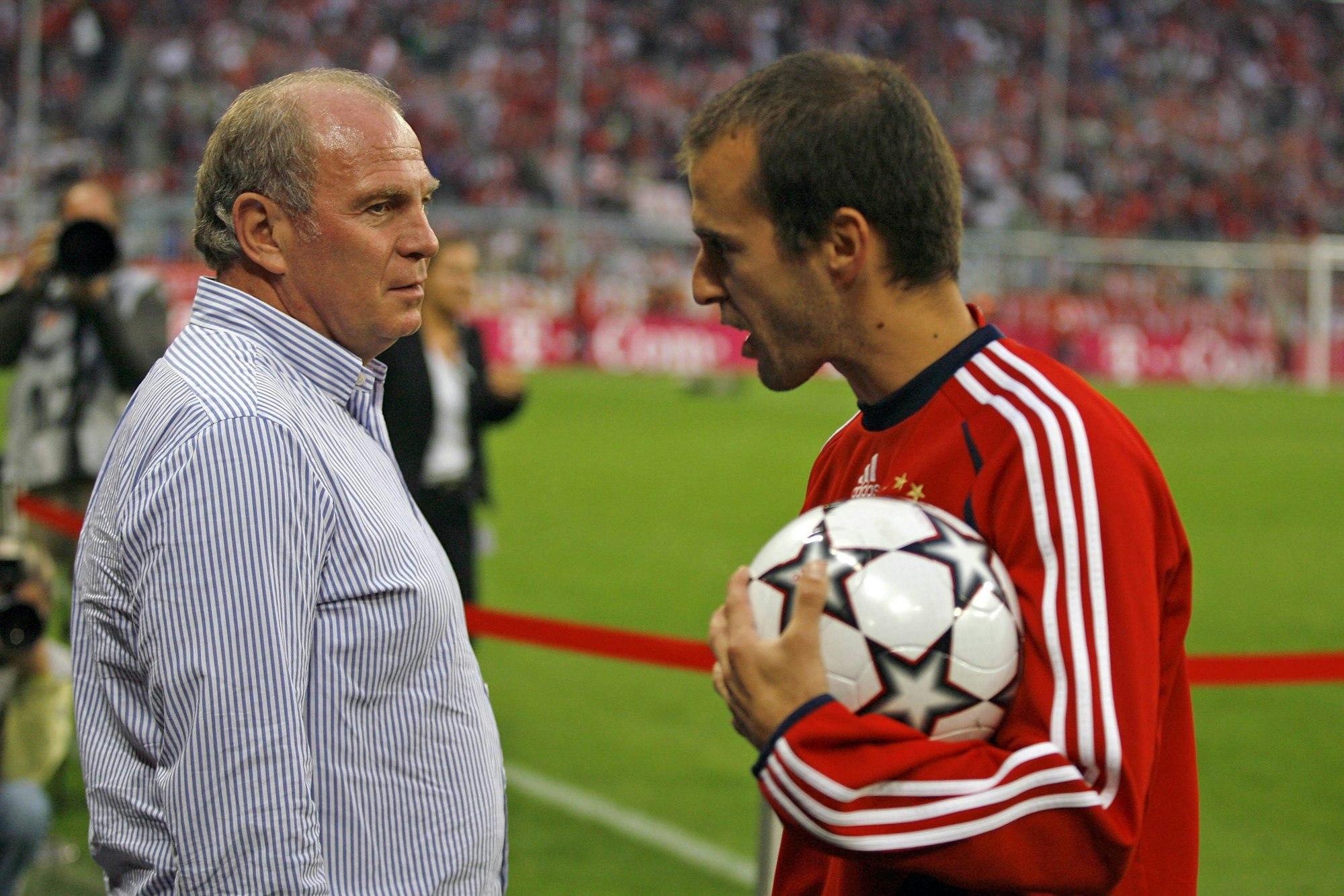 Manager Uli Hoeneß schaut auf Mehmet Scholl (beide Bayern)  