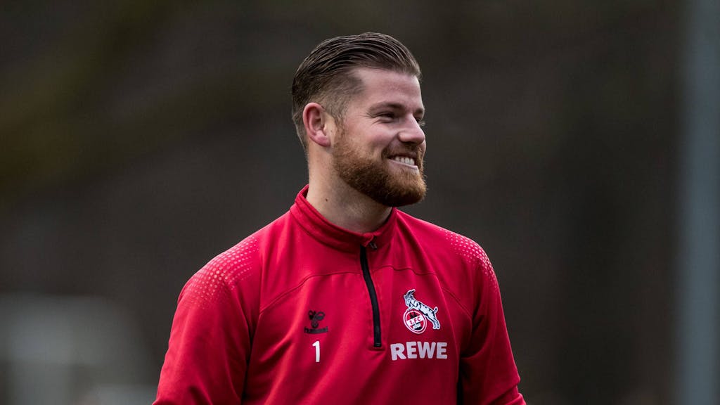 Timo Horn lächelt beim Training des 1. FC Köln.