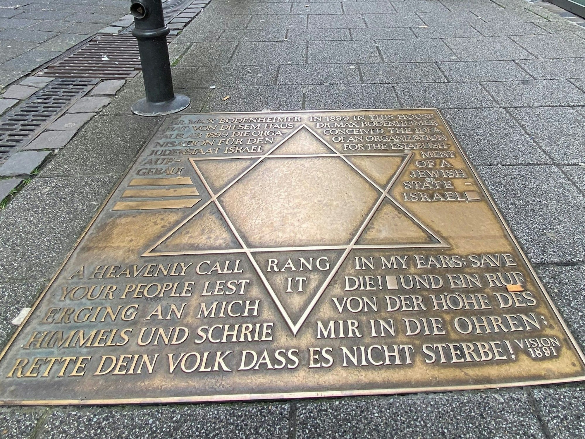 Eine Gedenkplatte auf der Richmodstraße in Köln erinnert an den jüdischen Rechtsanwalt Max Bodenheimer.