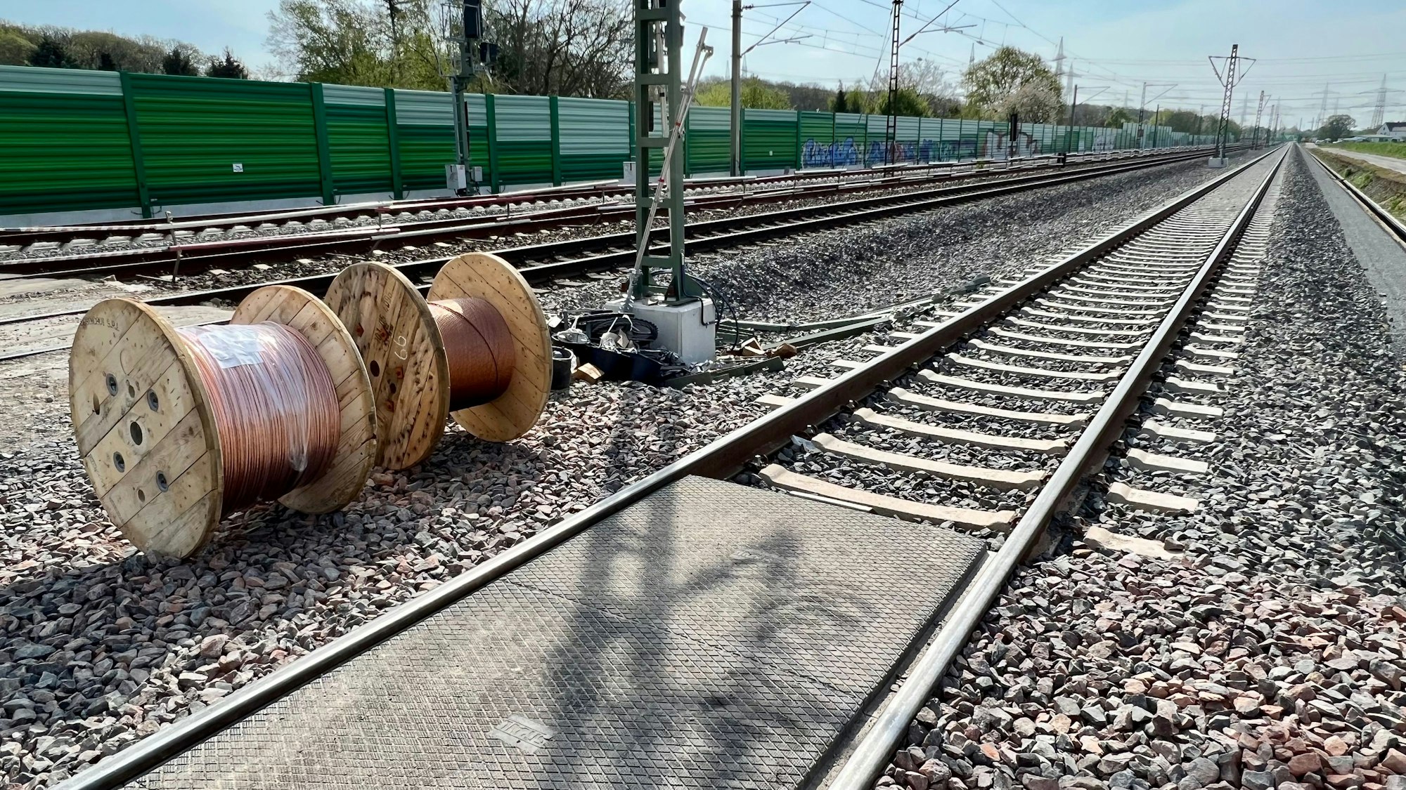 RRX-Baustelle: Kupferdrähte für die Oberleitung lagern am neuen Gleis an der Stadtgrenze zu Langenfeld