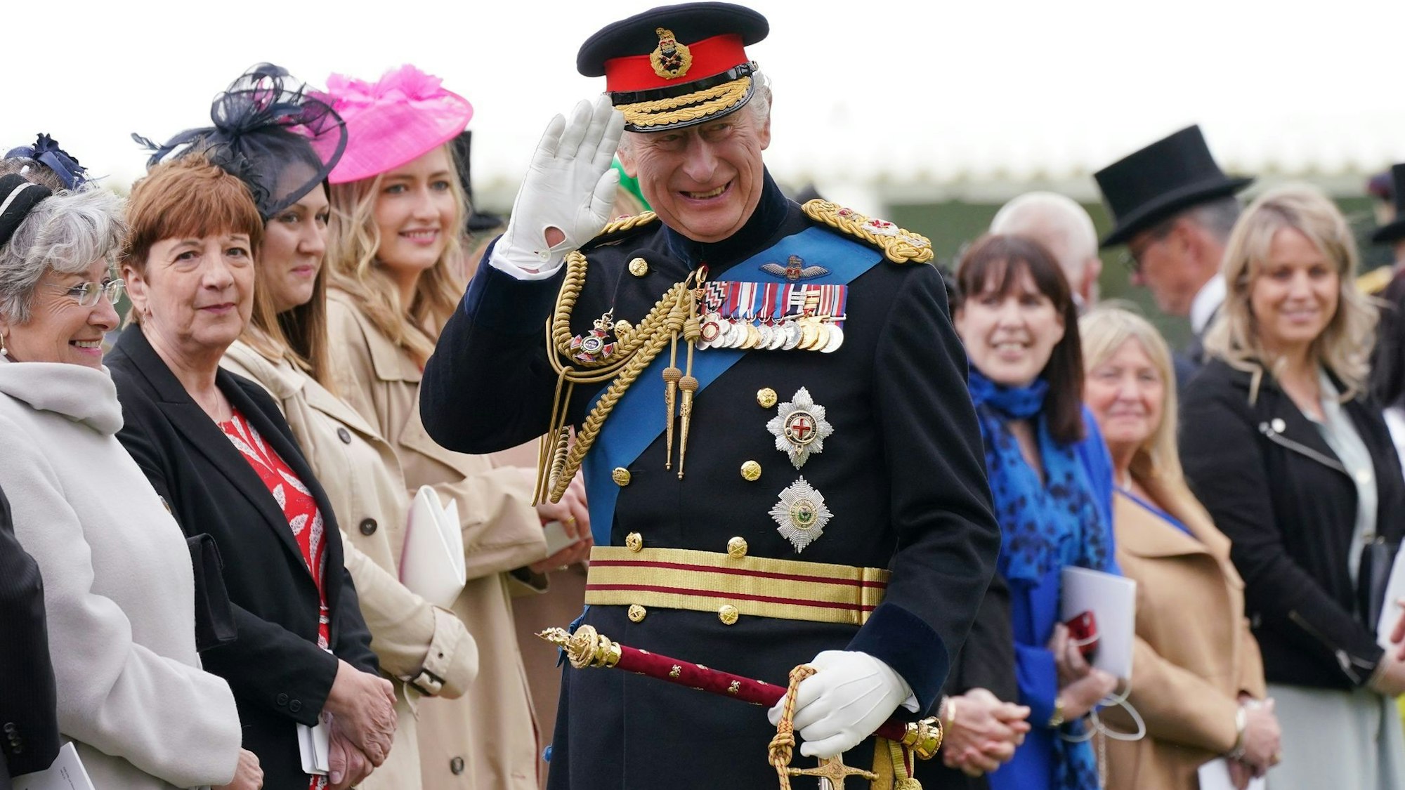 Der britische König Charles III. trifft sich mit Gästen nach einer Zeremonie zur Übergabe neuer Standarten und Fahnen an die Armee.