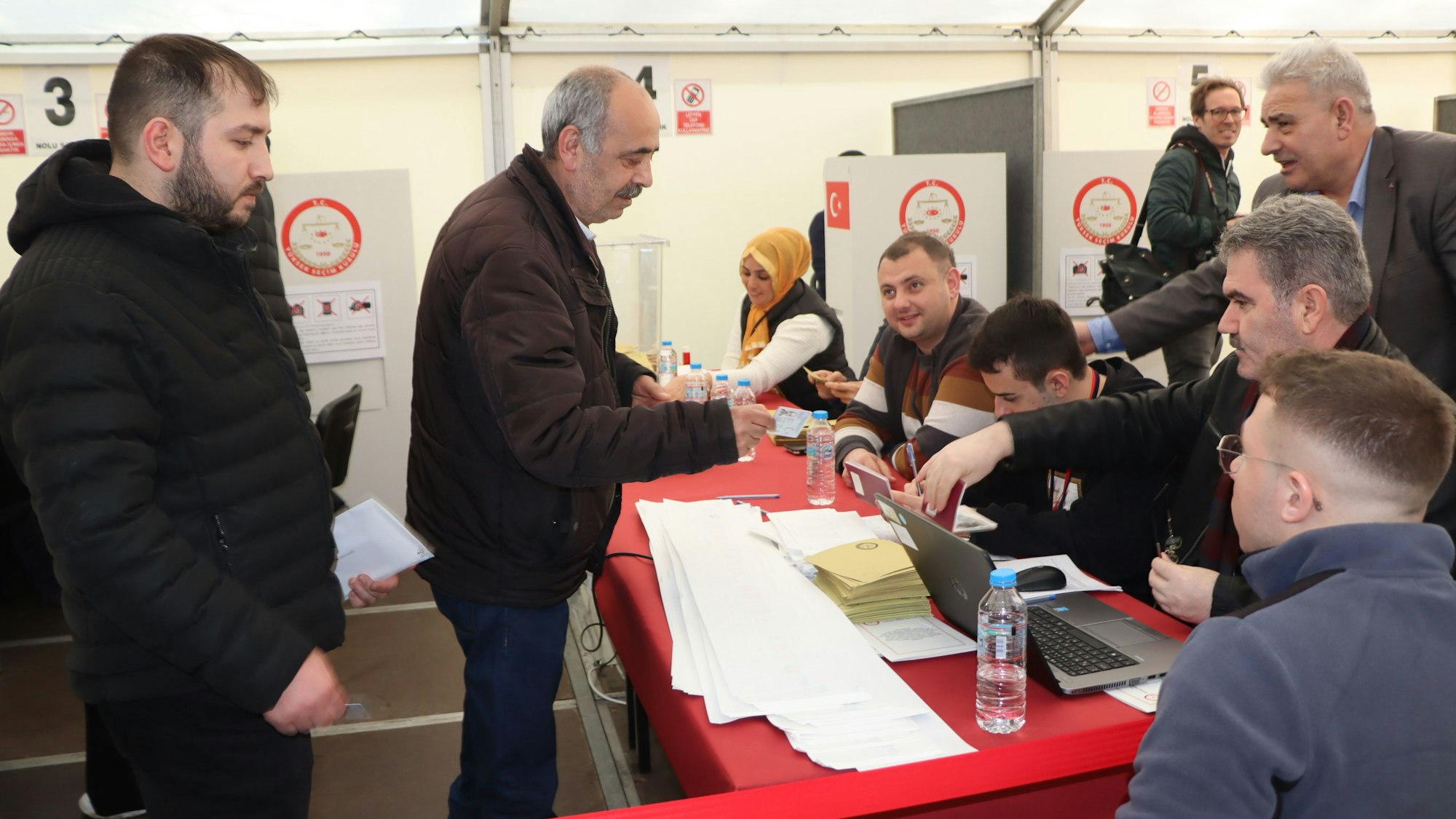 Türkei-Wahl ist in Deutschland am 27.04. gestartet. Gewählt wird unter anderem im türkischen Konsulat in Hürth

Jeder Wähler wurde registriert und erhielt erst dann seinen Wahlzettel.