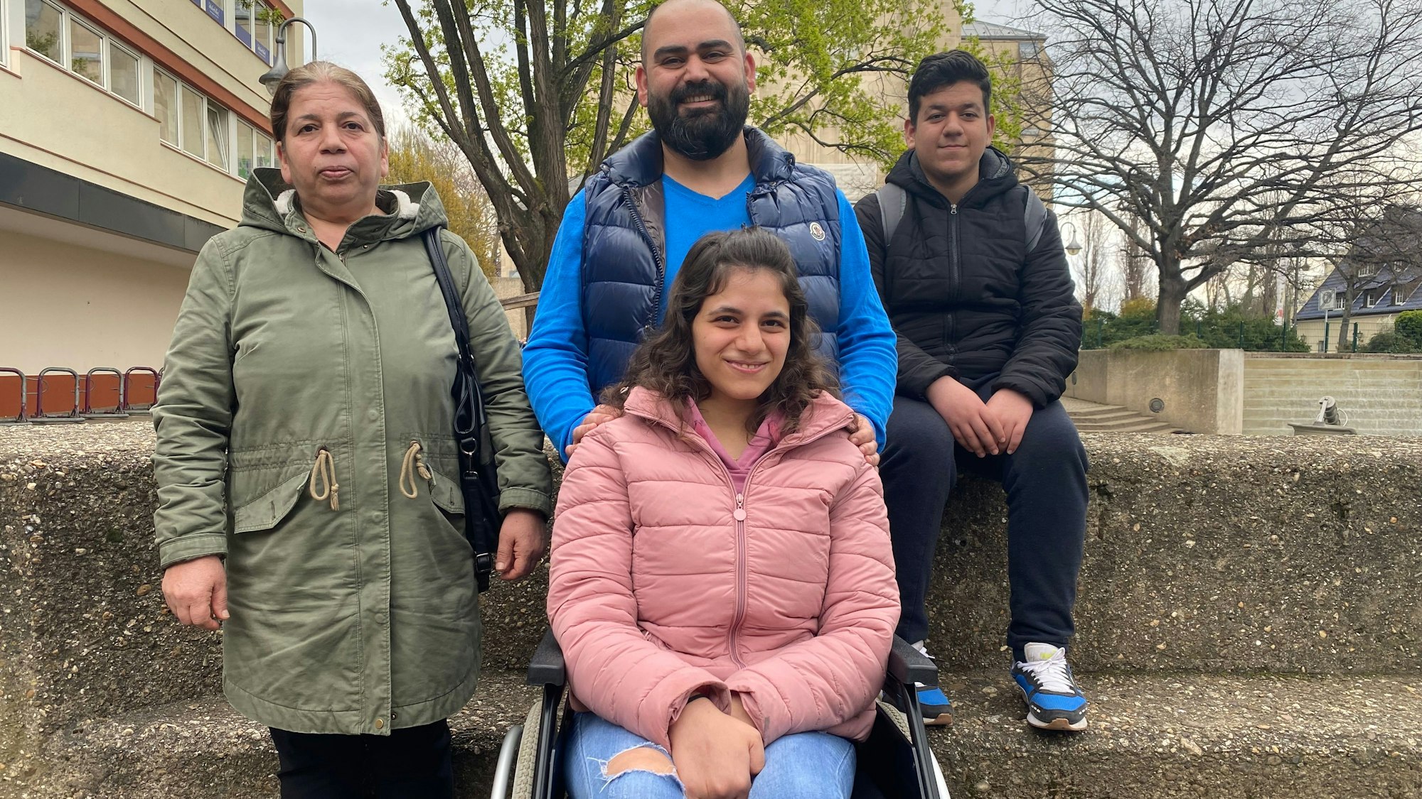Paralympics-Teilnehmerin Alia Issa mit Familie und Flüchtlingshelfer