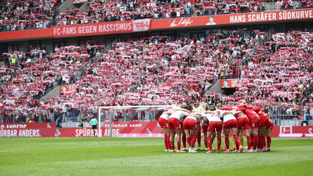Die FC-Frauen stimmen sich am 23. April 2023 vor dem Anpfiff auf das Spiel gegen Frankfurt ein.