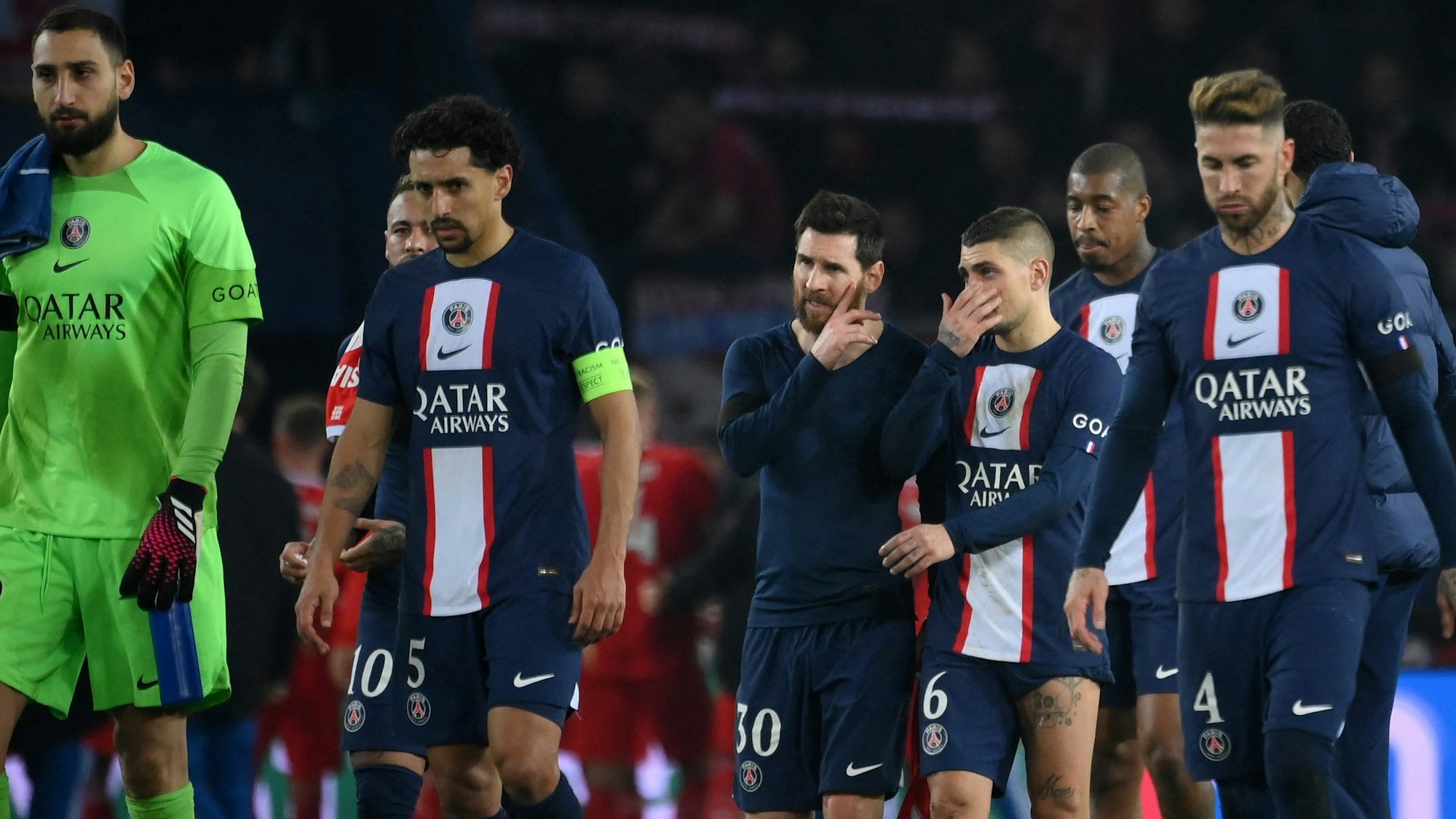 Die Stars von Paris Saint-Germain gehen nach einer Niederlage enttäuscht vom Platz.