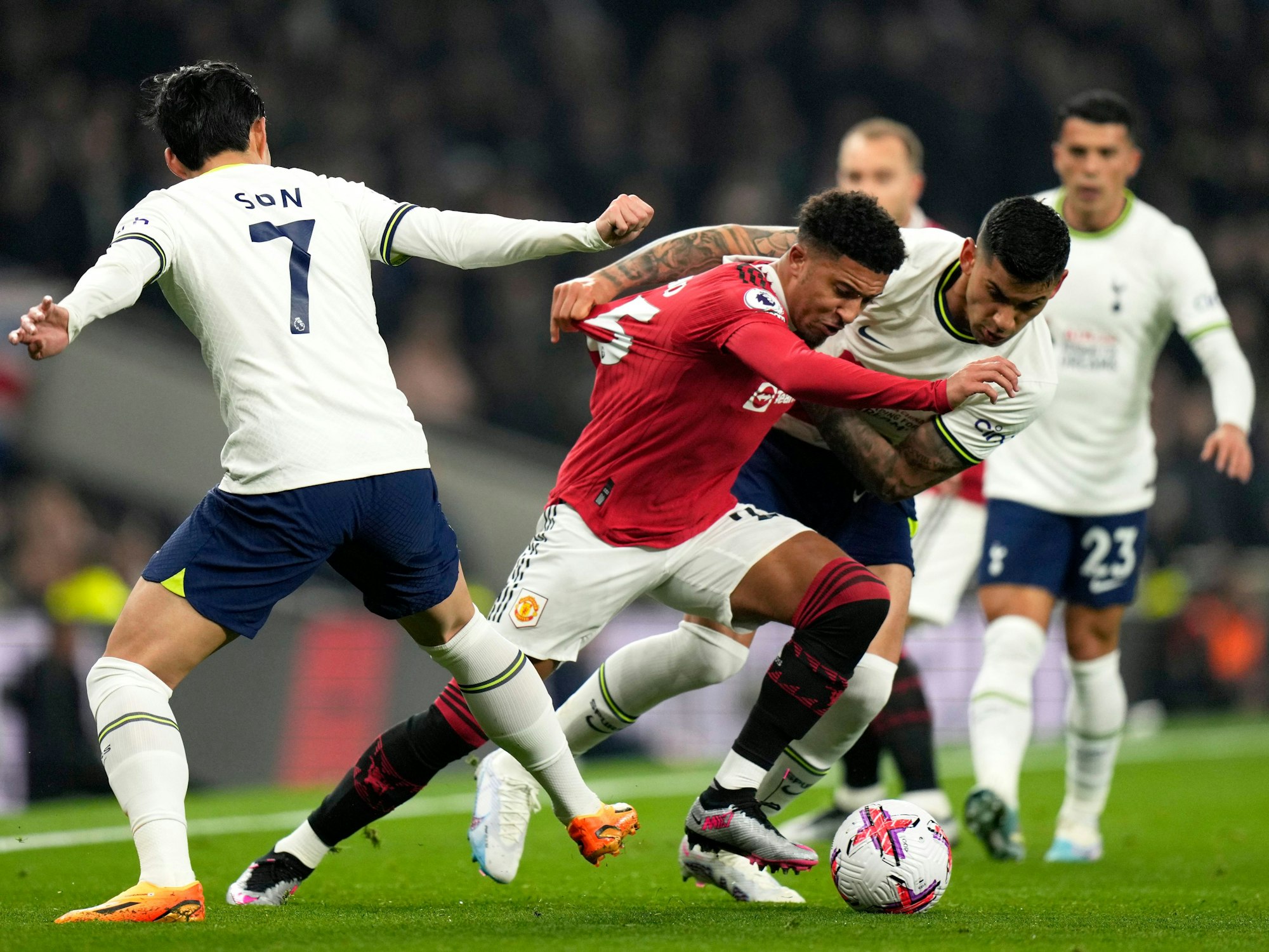 Jadon Sancho von Manchester United verteidigt den Ball gegen mehrere Spieler von Tottenham Hotspur.