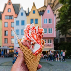 Eine Eistüte vor dem Hintergrund der Kölner Altstadt
