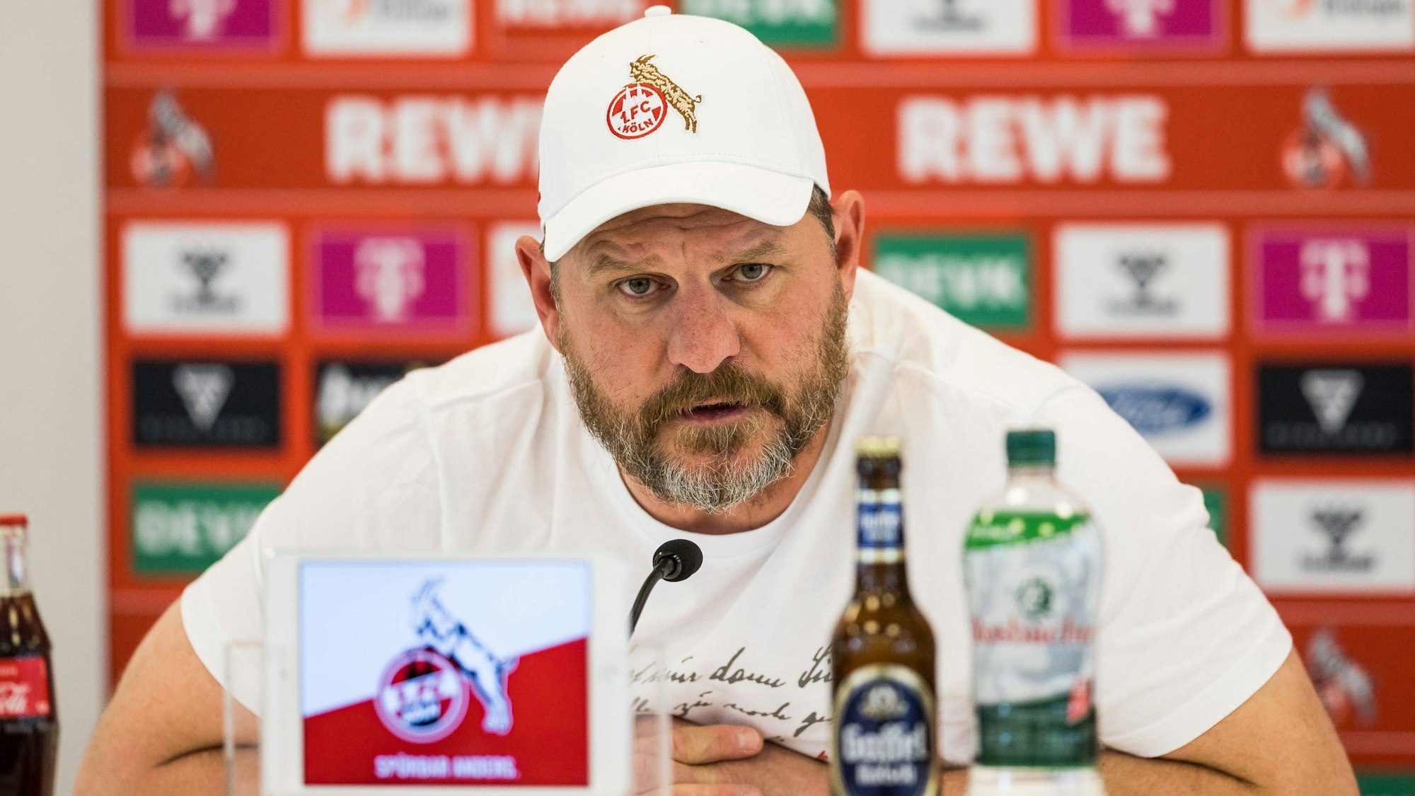 FC-Trainer Steffen Baumgart auf der Pressekonferenz vor dem Spiel gegen den SC Freiburg.