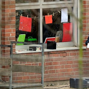 Ein Beamter eines Spezialeinsatzkommandos (SEK) der Polizei blickt am durch ein Fenster in eine Kindertagesstätte, in der es zu einer Geiselnahme gekommen ist.&nbsp;
