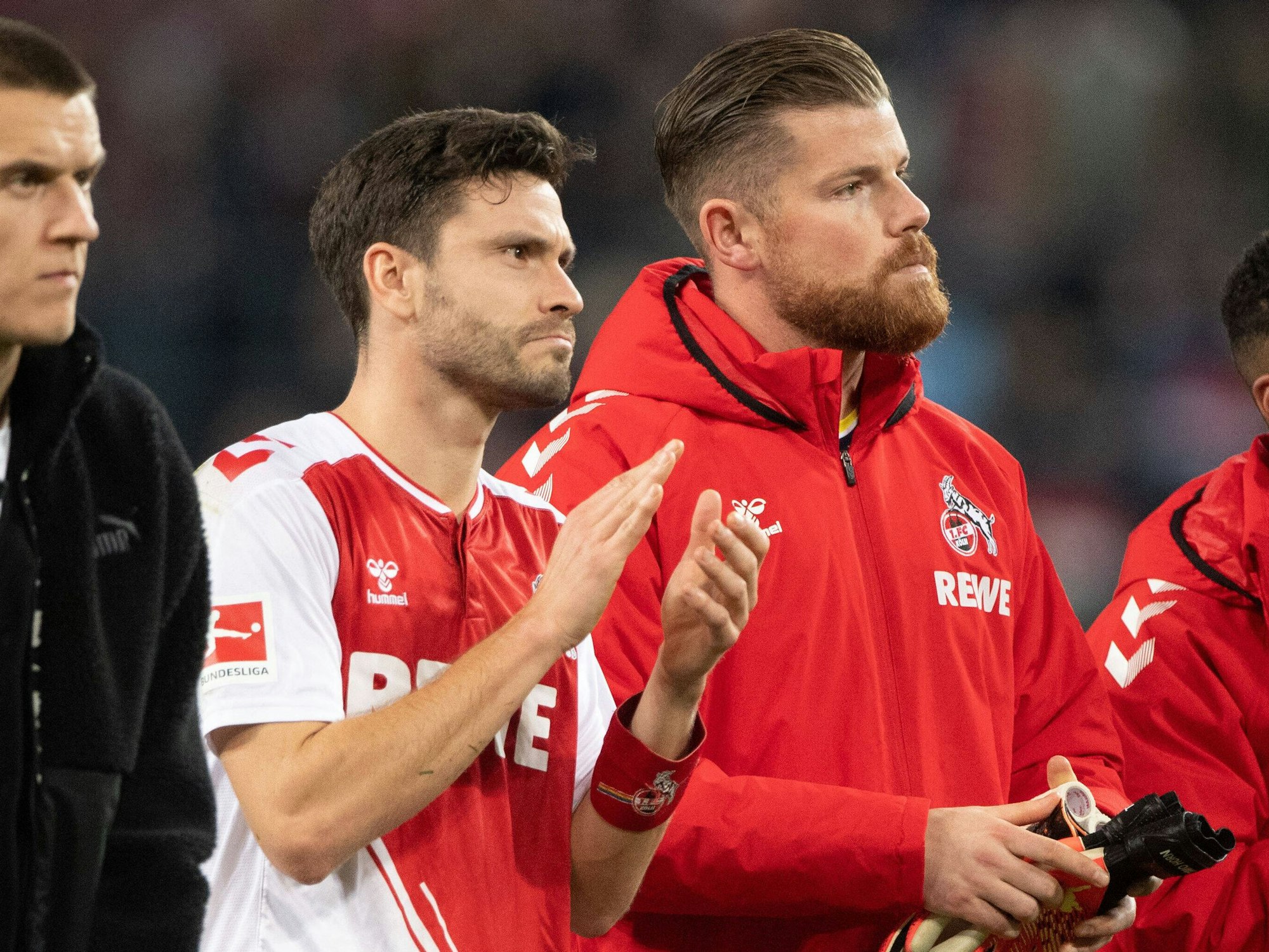Jonas Hector und Timo Horn bedanken sich nach einem Spiel bei den Fans des 1. FC Köln.