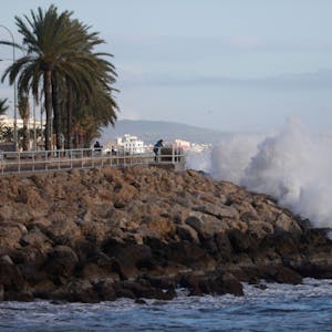 Wellen sind von der Promenade in Palma auf Mallorca aus zu sehen. Am Wochenende soll es auf Mallorca erstmal enorm heiß werden.