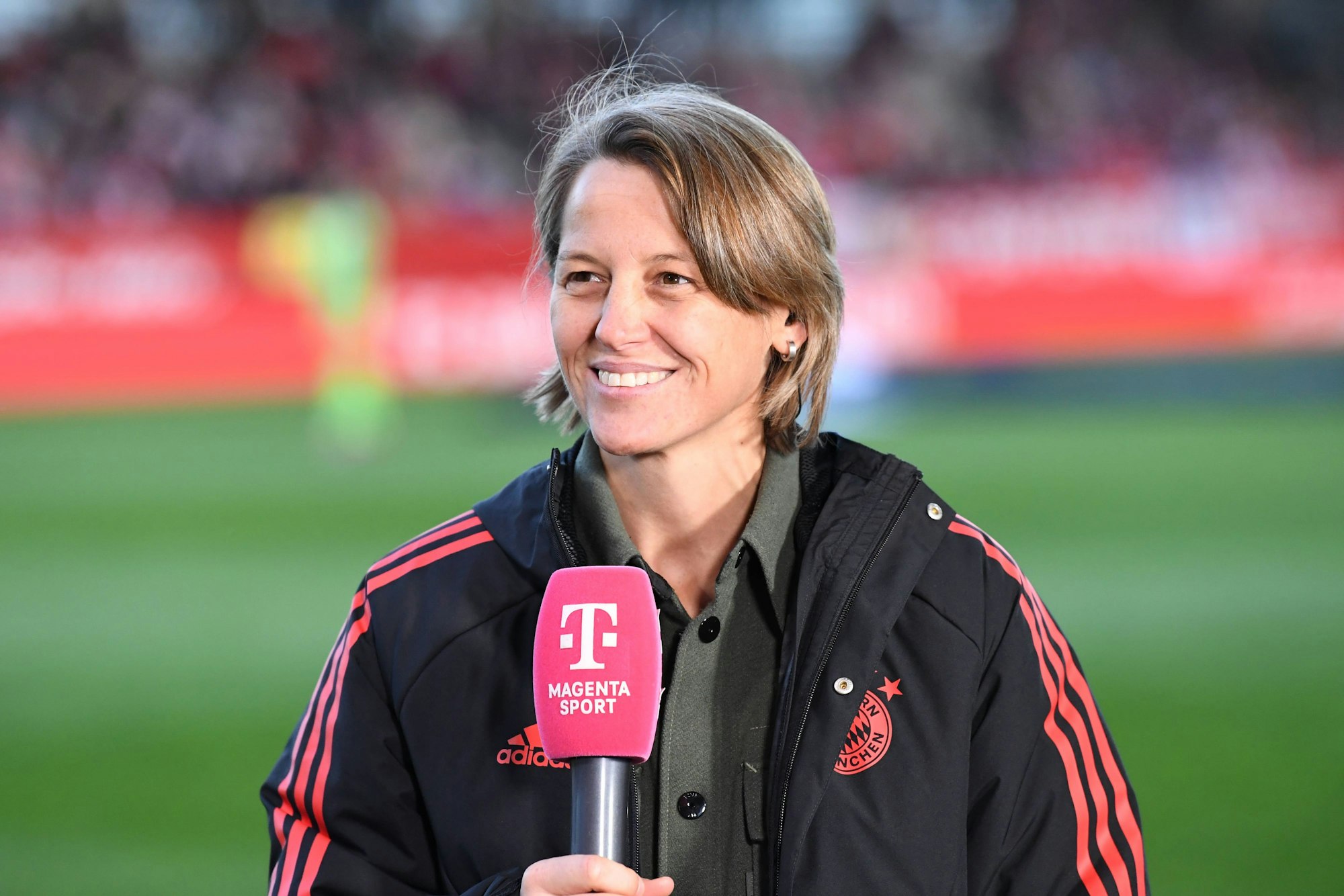 Bianca Rech, sportliche Leiterin der Frauen des FC Bayern, bei einem Interview.