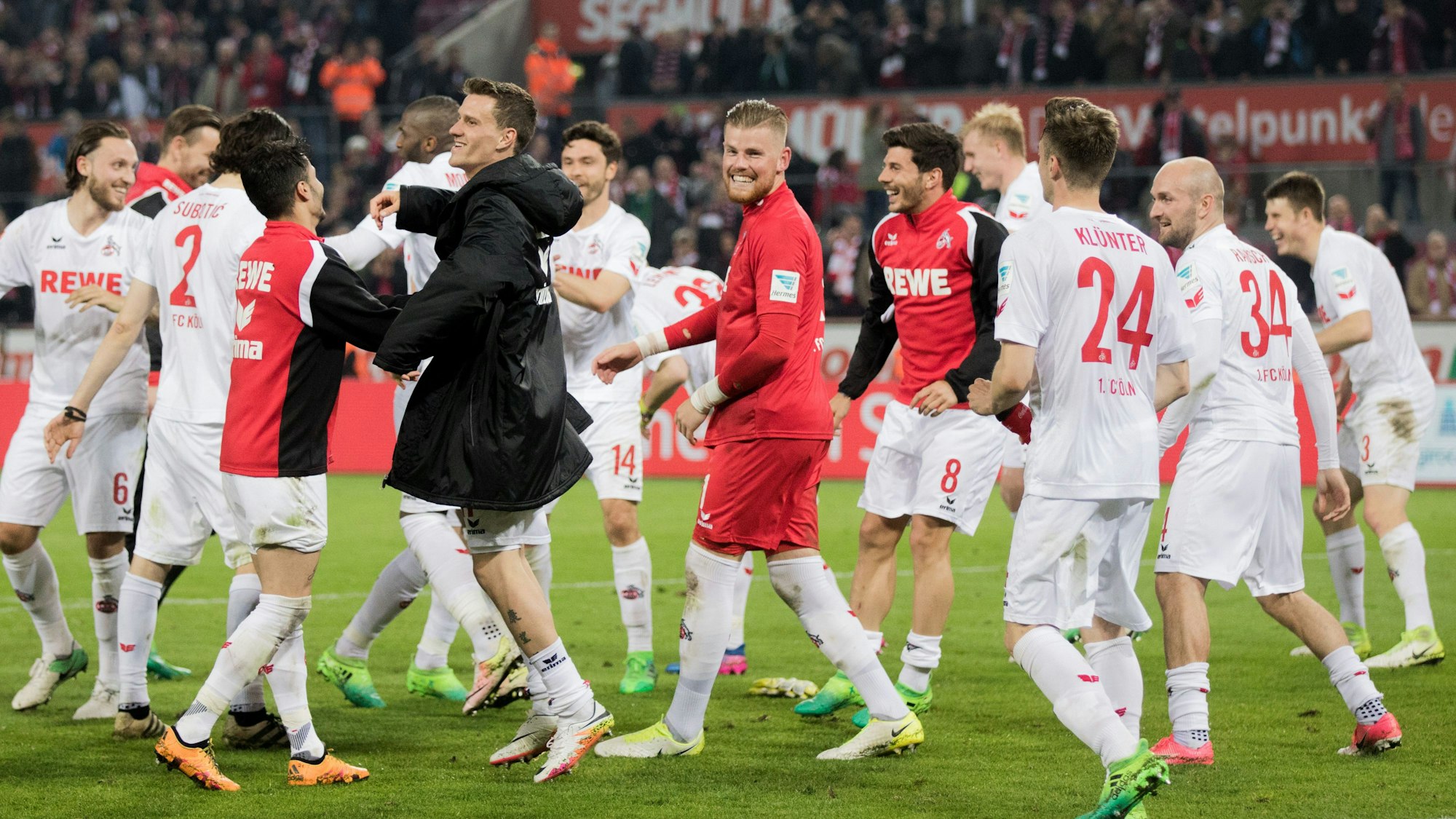 Die Mannschaft des 1. FC Köln jubelt nach einem gewonnen Spiel.