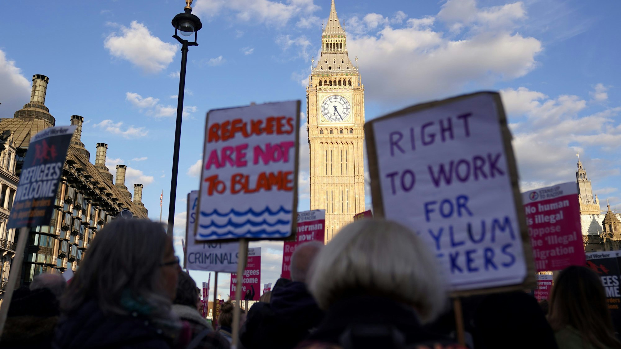 Demonstranten protestieren auf dem Parliament Square in London gegen den Gesetzentwurf zur illegalen Einwanderung.