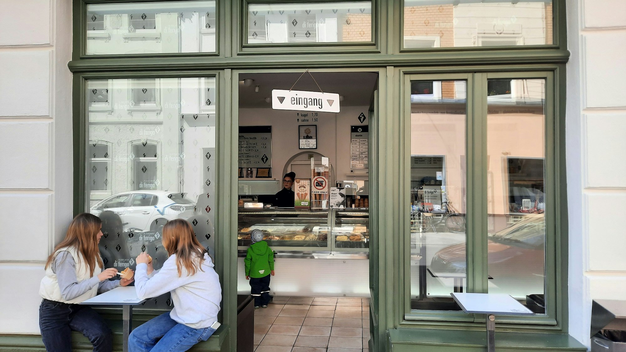Das Eiscafé Il Gelato di Ferigo in Bayenthal von außen fotografiert.