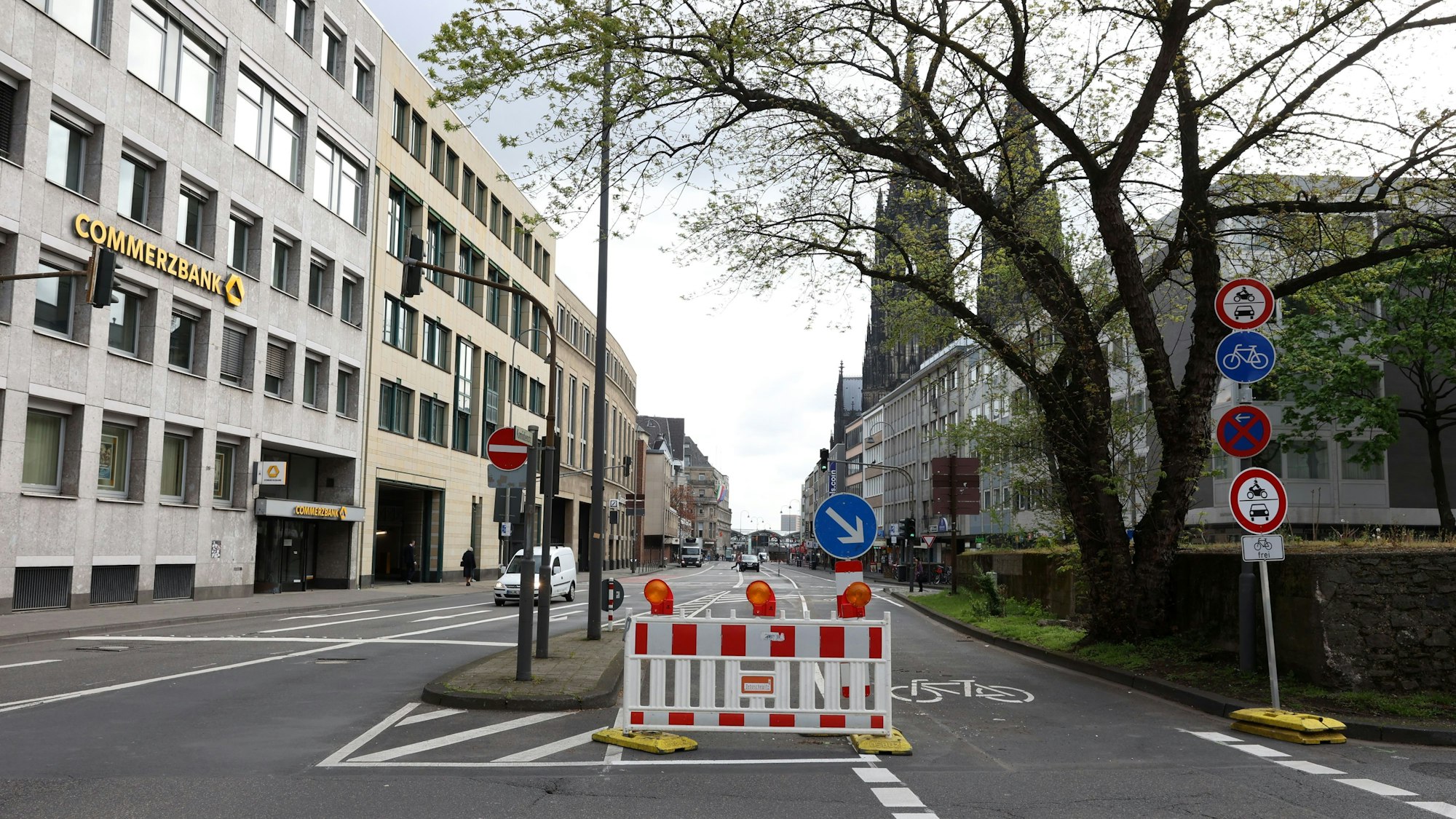 Das Bild zeigt die abgesperrte Komödienstraße.