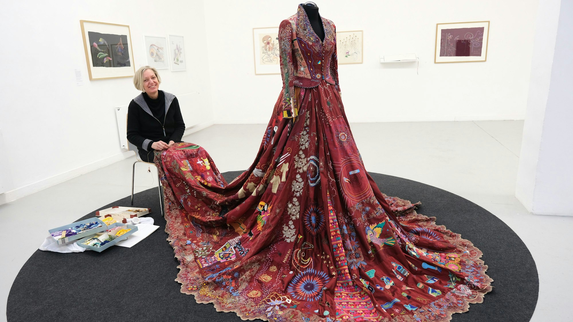 Helga Mols beim Sticken für das Kunstprojekt „The Red Dress“.