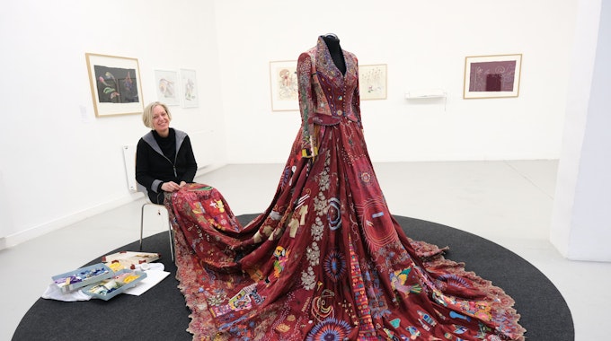 Helga Mols beim Sticken für das Kunstprojekt „The Red Dress“.