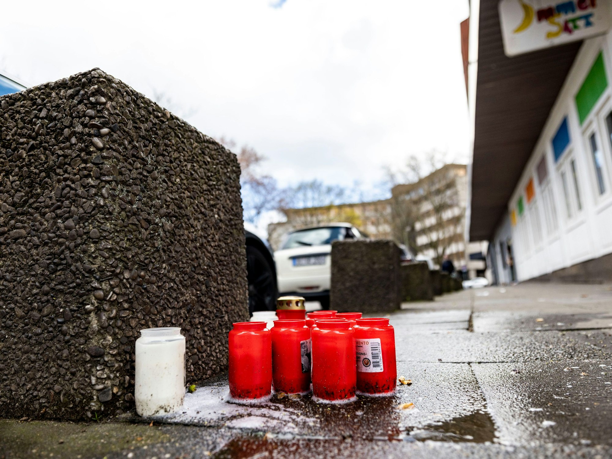 Nach der Tötung eines 35 Jahre alten Mannes in der Nacht zum Ostersonntag stehen Kerzen am 11. April 2023 am Tatort in der Duisburger Altstadt.