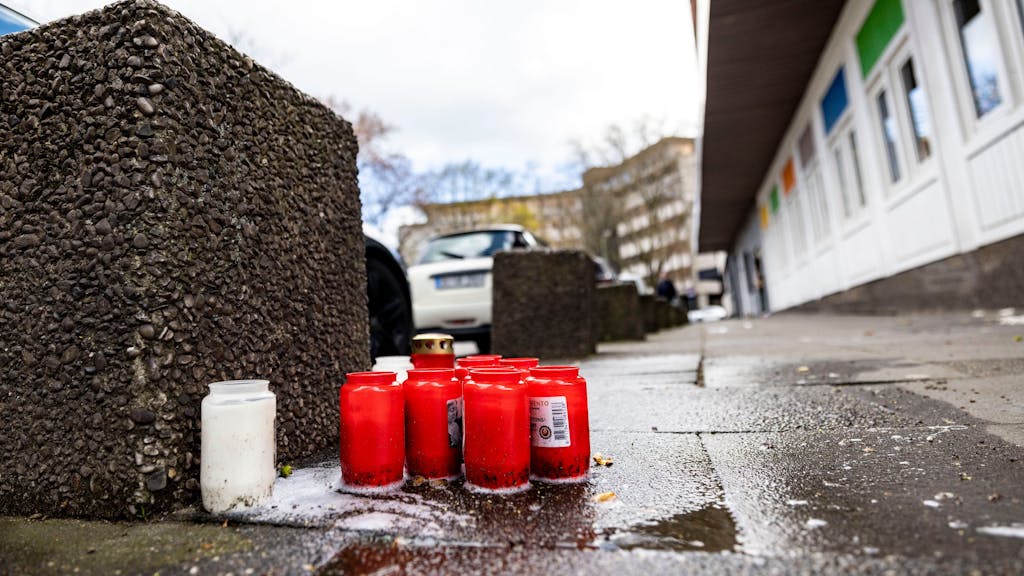 Nach der Tötung eines 35 Jahre alten Mannes in der Nacht zum Ostersonntag stehen Kerzen am 11. April 2023 am Tatort in der Duisburger Altstadt.