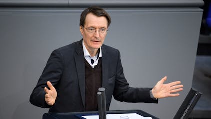 Bundesgesundheitsminister Karl Lauterbach gestikuliert am Rednerpult des Deuschen Bundestag.