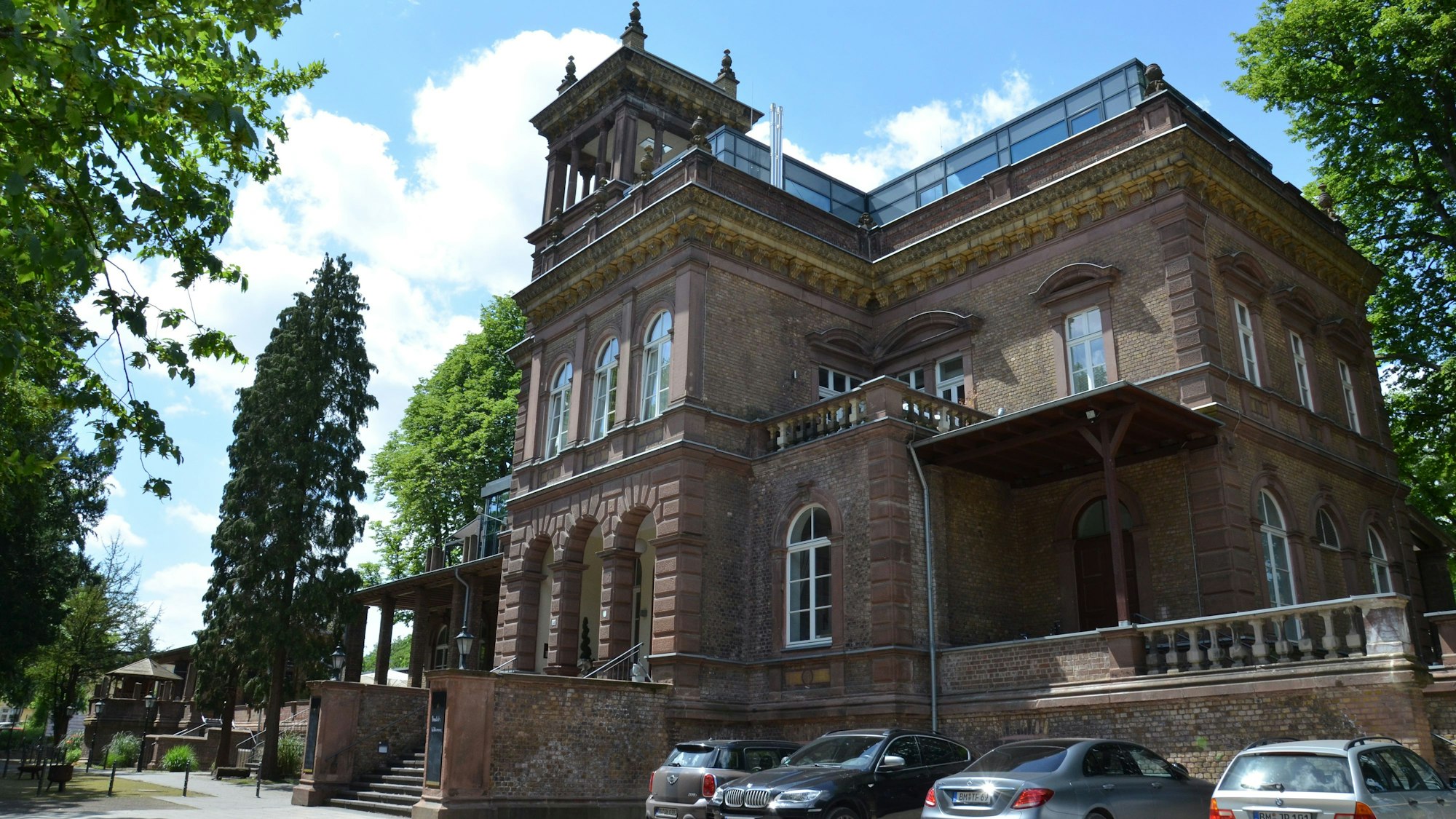 Blick auf das Hauptgebäude des Kaiserbahnhofs in Brühl