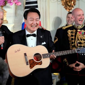 US-Präsident Joe Biden (l) überrascht Yoon Suk Yeol, Präsident von Südkorea, nach dem Staatsdinner mit einer von Don McLean signierten Gitarre im East Room des Weißen Hauses in Washington. American Pie von McLean ist einer der Lieblingssongs von Yoon.