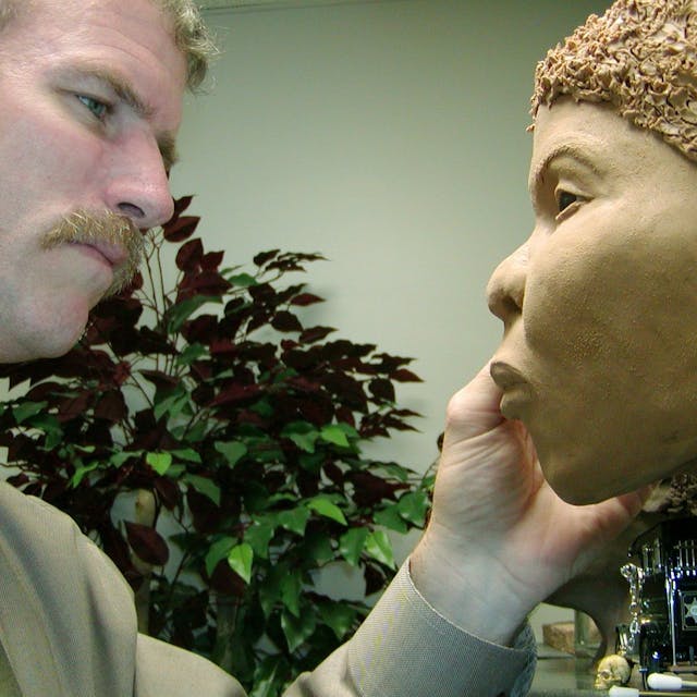 Wesley Neville, Spezialist für Gesichtsrekonstruktionen in den USA, bildet den Kopf der Frauenleiche aus dem Worringer Bruch nach.