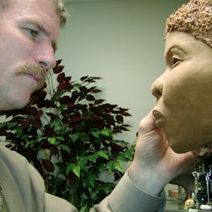 Wesley Neville, Spezialist für Gesichtsrekonstruktionen in den USA, bildet den Kopf der Frauenleiche aus dem Worringer Bruch nach.
