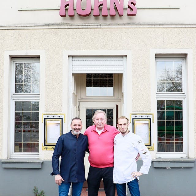 Luis Dias, Klaus Höhn und Cyril Becker stehen vor dem Restaurant Höhn.