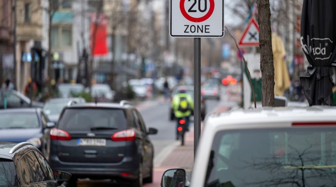 In der Venloer Straße stehen Tempo-20-Schilder.