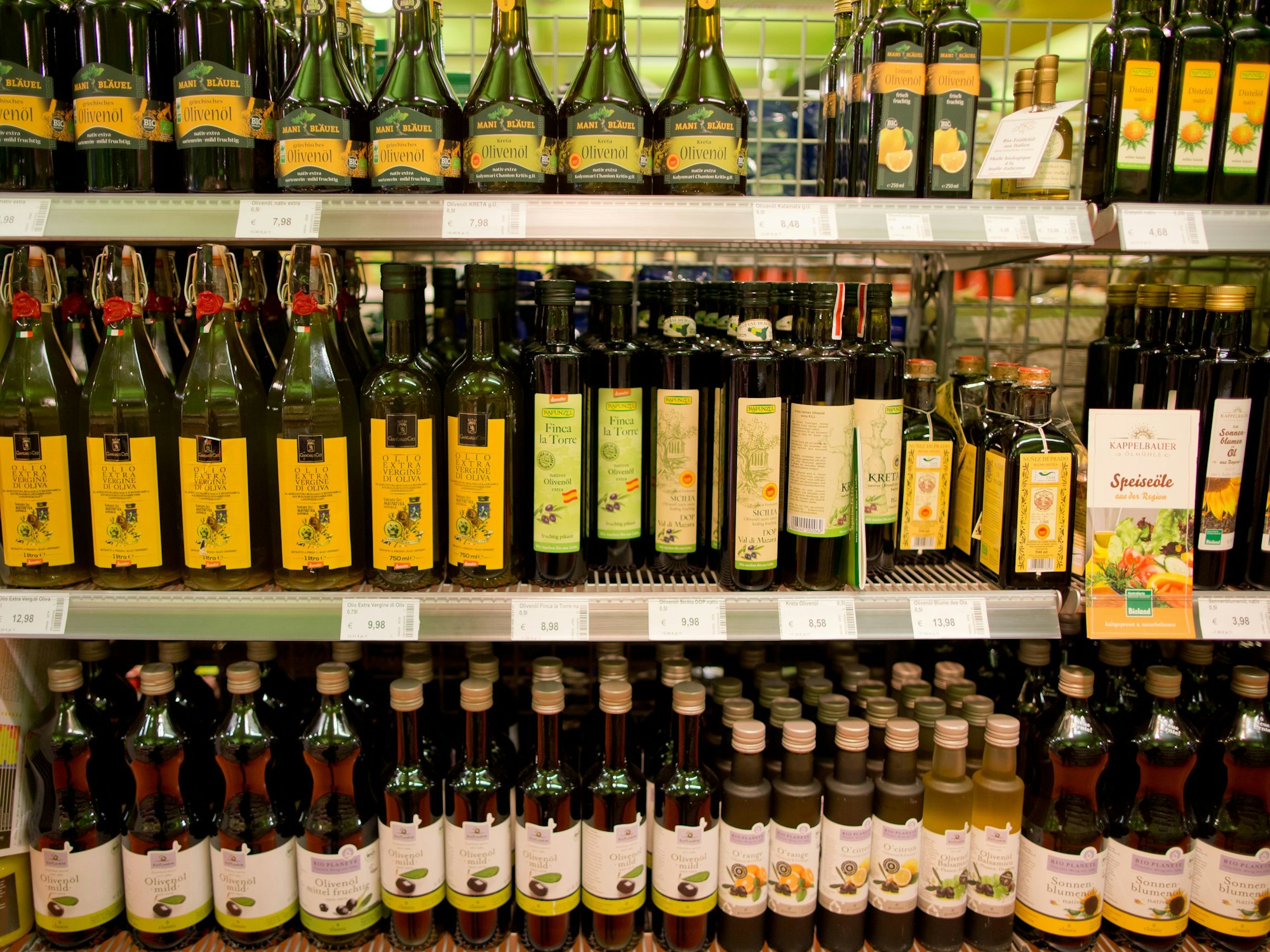 Bio-Olivenöl steht in einem Regal in einem Biosupermarkt am 04. Februar 2016 in Nürnberg (Bayern).