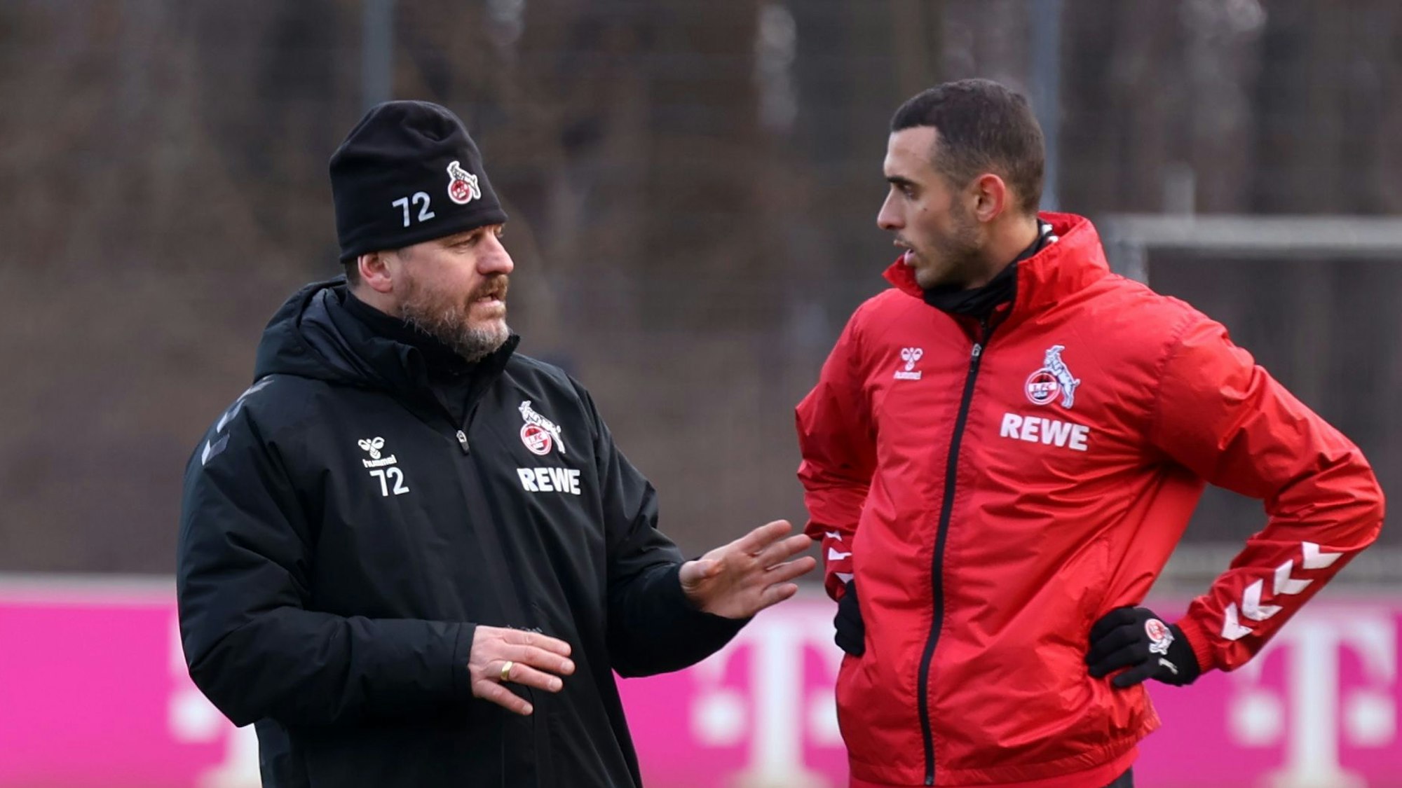 Kölns Trainer Steffen Baumgart spricht mit Mittelfeldspieler Ellyes Skhiri.